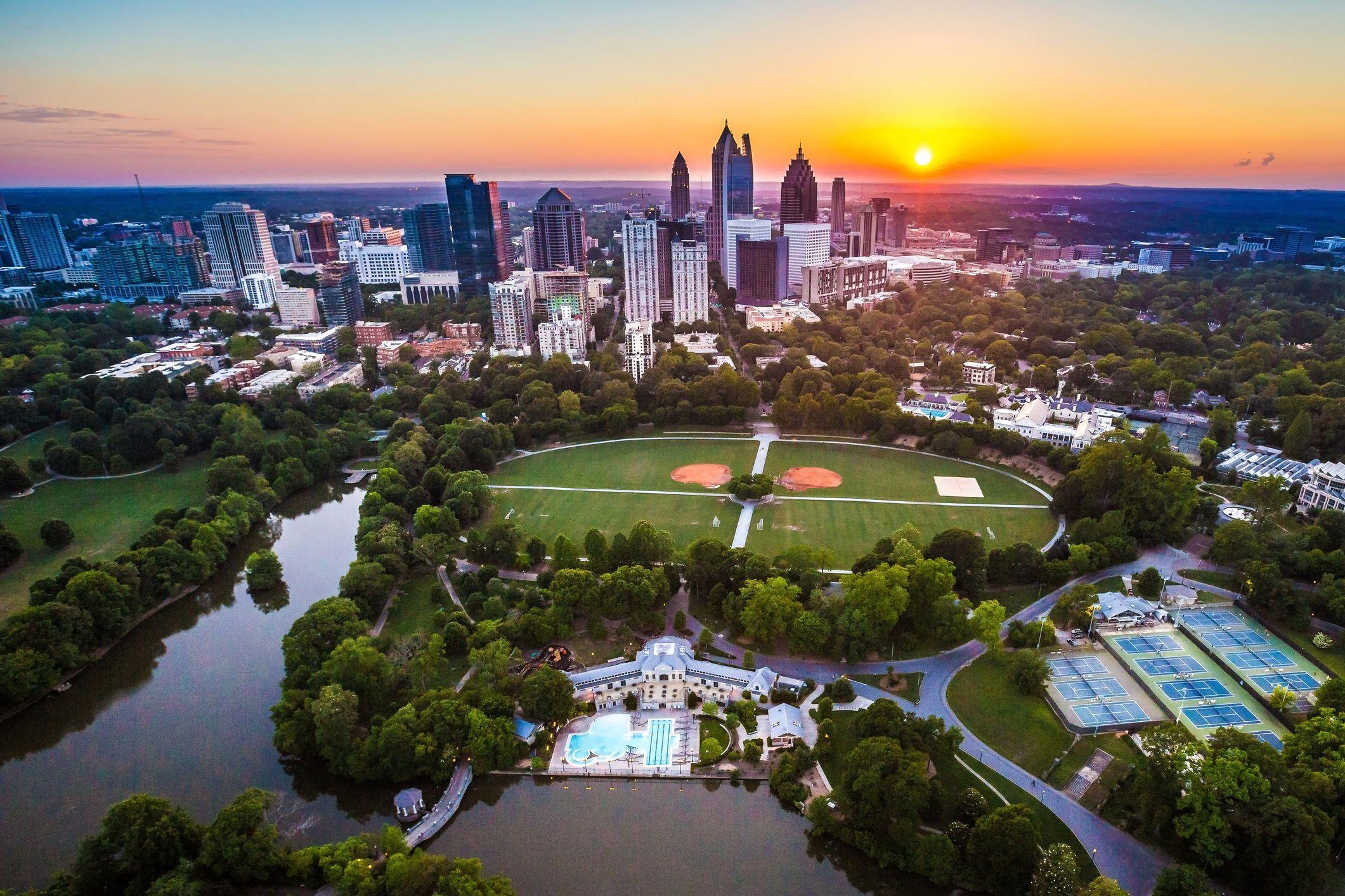Panoramic view of the Atlanta skyline from Piedmont Park, where the city’s urban architecture blends with the green spaces that define the city.
